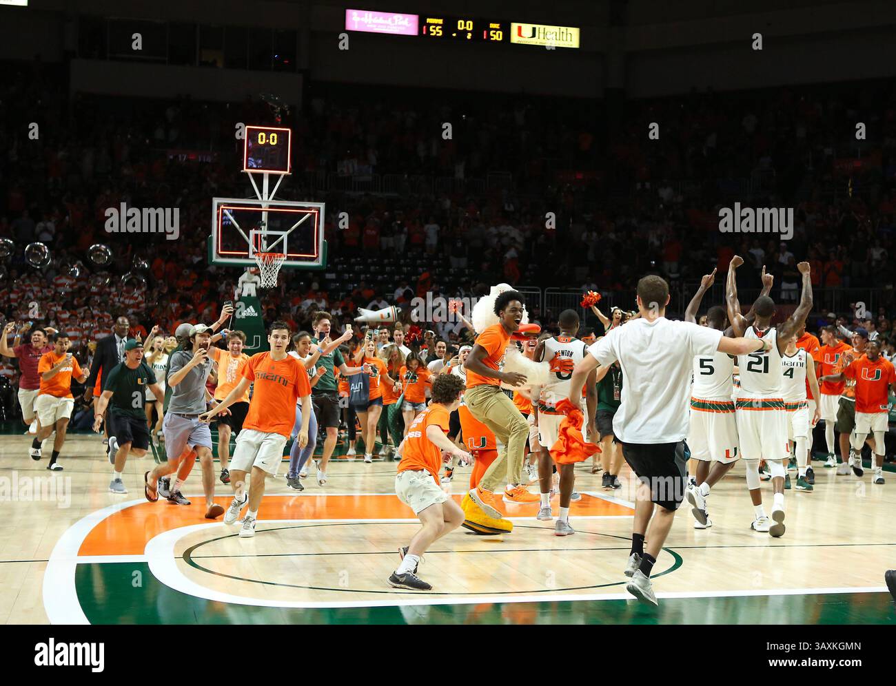 25 février 2017 - Coral Gables, FL, États-Unis - les joueurs des Miami Hurricanes célèbrent leur victoire de 55-50 contre Duke au Watsco Center de Coral Gables, Floride, le samedi 25 février 2017. (Crédit image : © David Santiago/TNS via ZUMA Wire) Banque D'Images