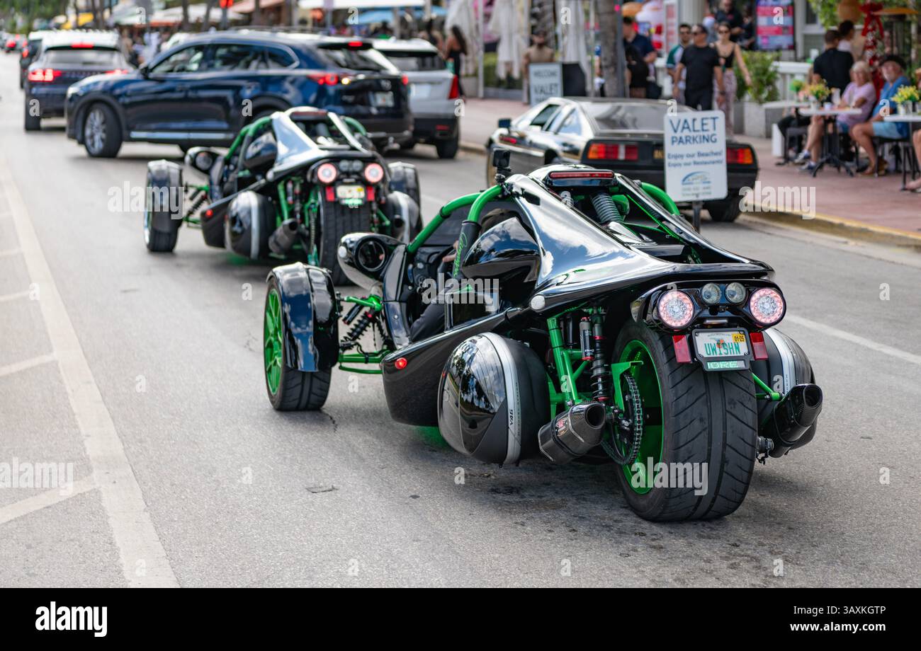 Miami, Floride, États-Unis - 08 décembre 2024 : Campagna T-Rex trike. Motocyclette de type Campagna T-Rex trike. Tricycle de Campagna T-Rex sur la route. Campag Banque D'Images