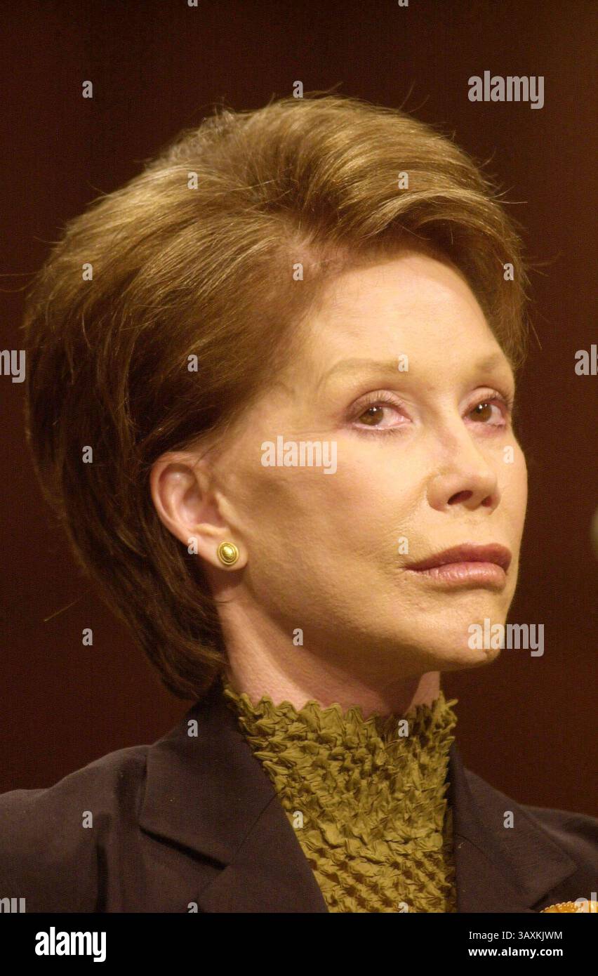 14 septembre 2000 ; Washington, DC, États-Unis ; L'actrice MARY TYLER MOORE témoigne en faveur de la recherche sur les cellules souches lors d'une audience devant le sous-comité sénatorial sur le travail, la santé, les services sociaux et l'éducation à Washington. La méthode est controversée parce que les cellules sont prélevées sur des embryons humains. (Crédit image : Michael Springer/ZUMAPRESS.com) Banque D'Images