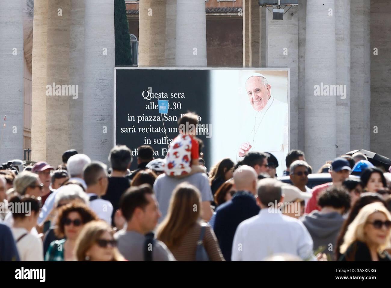 Maxi schermi chiamano alla messa di Suffragio delle 19,30 piazza San Pietro per la morte di Papa Francesco - Roma -Italia - Lunedì 21 Aprile 2025 - Cronaca - (foto di Cecilia Fabiano/LaPresse) grands écrans appel à la messe du suffrage sur la place Pierre pour la mort du pape François Rome, Italie lundi 21 avril 2025 - News - (photo de Cecilia Fabiano/LaPresse) : LaPresse Live News Banque D'Images