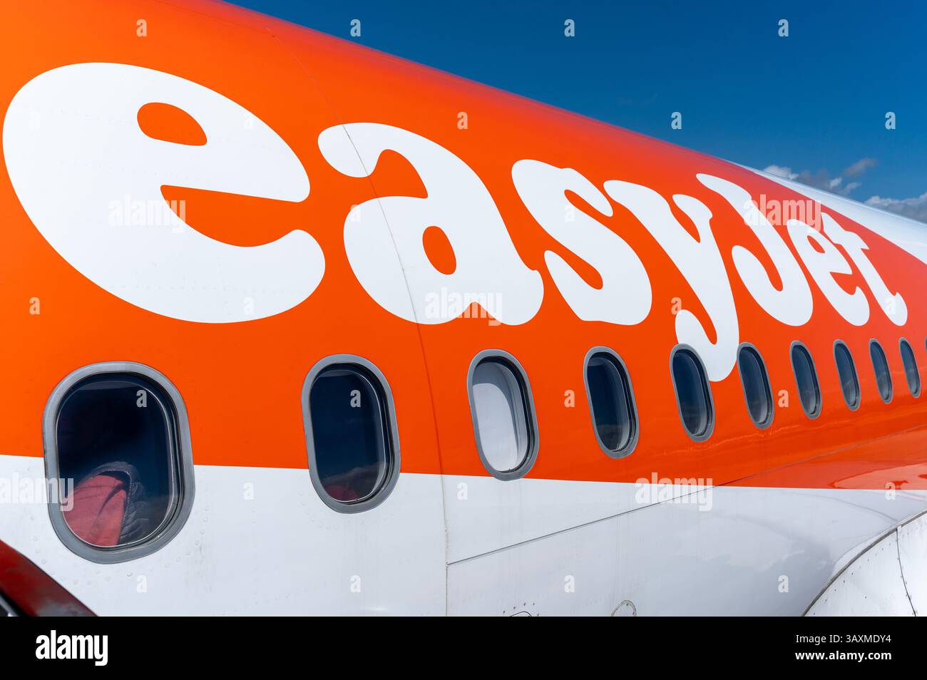 Logo easyJet et fenêtres passagers sur les Airbus A320 Banque D'Images