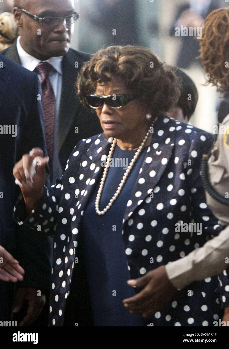 9 février 2017 - Los Angeles, CALIFORNIE, ÉTATS-UNIS D'AMÉRIQUE - Katherine Jackson, la mère de feu Michael Jackson, a reçu une ordonnance restrictive le mercredi 8 février 2017 contre son beau-neveu, Trent Lamar Jackson, après avoir allégué qu'il la maltraitait émotionnellement depuis des années. PHOTO DU DOSSIER : Katherine Jackson, la mère de Michael Jackson, arrive pour le procès pour homicide involontaire au Criminal Justice Center de Los Angeles, Californie, le mardi 27 septembre 2011. ADRIAN SANCHEZ-GONZALEZ/PI (crédit image : © Prensa Internacional via ZUMA Wire) Banque D'Images