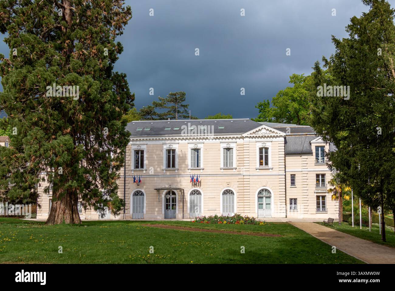 Vue extérieure de la mairie de Louveciennes, commune française située dans le département des Yvelines, en Ile-de-France Banque D'Images