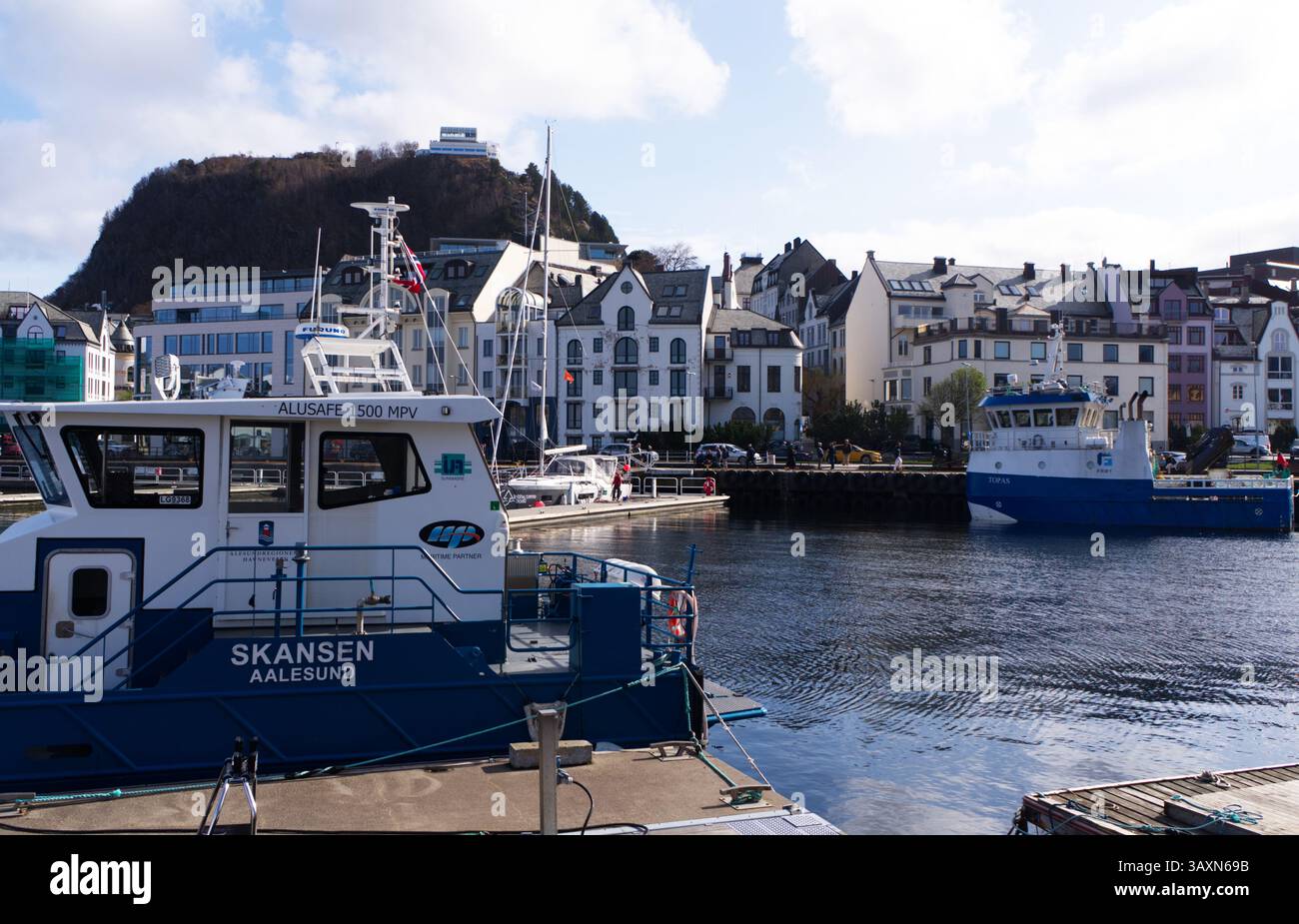 Ålesund est une ville portuaire sur la côte ouest de la Norvège, à l'entrée du Geirangerfjord. Banque D'Images