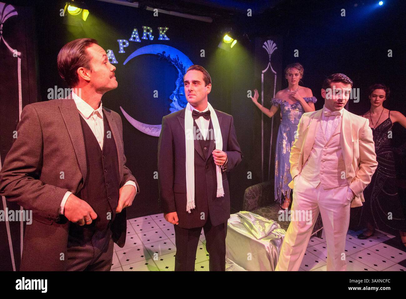 Avant, gauche-droite : Morgan Val Baker (Nick Carraway), Bradley Clarkson (Tom Buchanan), Ludovic Hughes (Jay Gatsby) avec (arrière) Cressida Bonas (Daisy Buchanan), Ellen Francis (Jordan Baker) dans GATSBY au Leicester Square Theatre, Londres WC2 08/12/2016 After the Great Gatsby de F Scott Fitzgerald musique et paroles : Joe Evans livre : Linnie Reedman design : Hannah Wilwick : réalisateur : Michael Warwick Banque D'Images