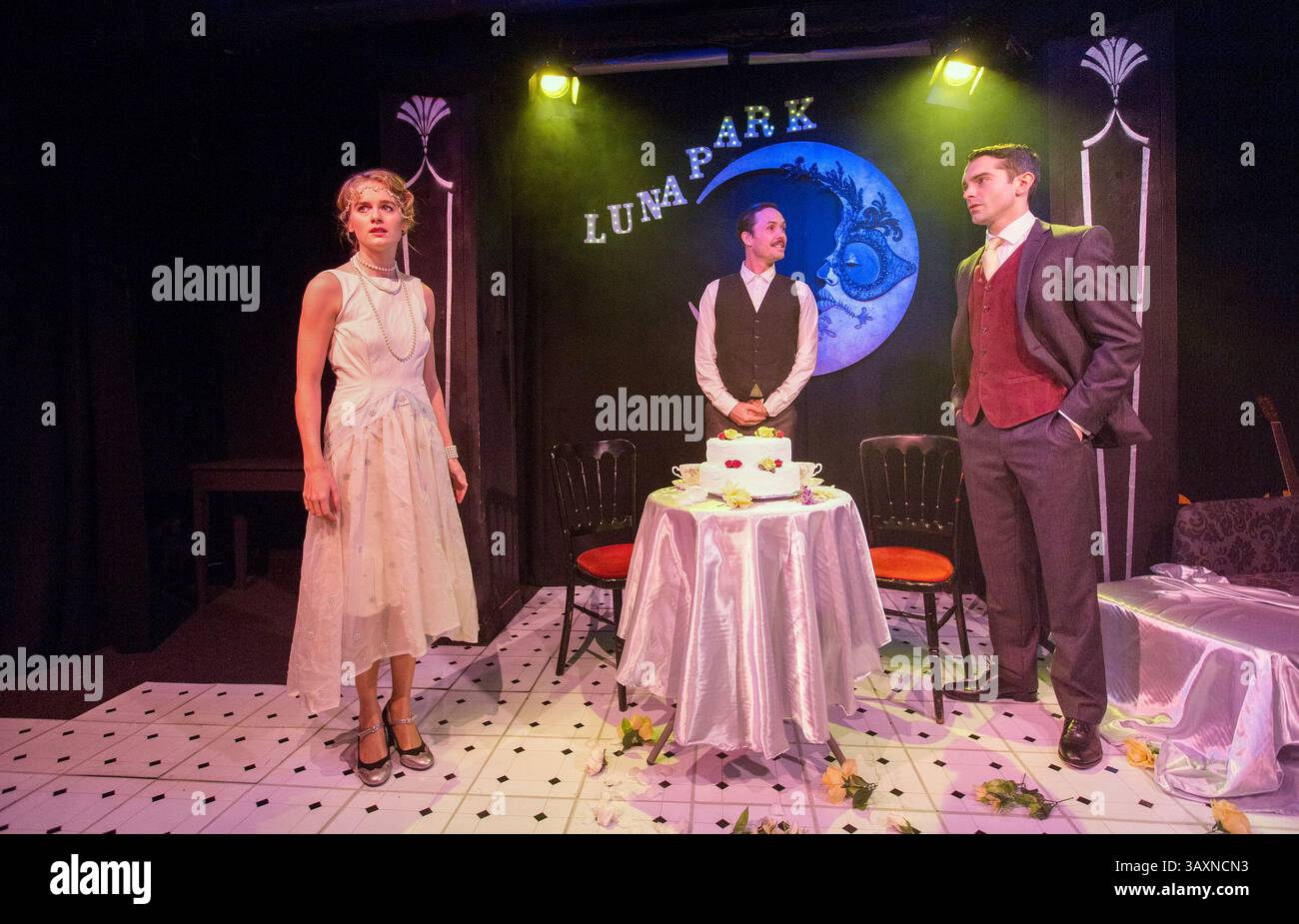 de gauche à droite : Cressida Bonas (Daisy Buchanan), Morgan Val Baker (Nick Carraway), Ludovic Hughes (Jay Gatsby) dans GATSBY au Leicester Square Theatre, Londres WC2 08/12/2016 After the Great Gatsby de F Scott Fitzgerald musique et paroles : Joe Evans livre : Linnie Reedman design : Hannah Wilkinson éclairage : Dom Warwick chorégraphe : Thomas Michael Voss réalisateur : Linnie Reedman Banque D'Images