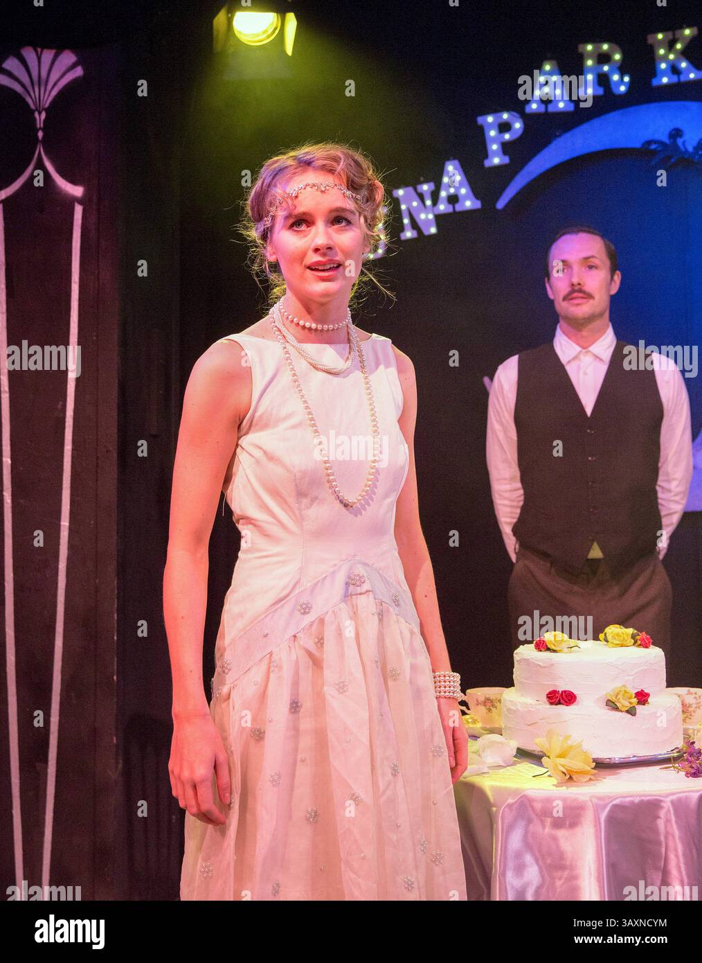 Cressida Bonas (Daisy Buchanan), Morgan Val Baker (Nick Carraway) à GATSBY au Leicester Square Theatre, Londres WC2 08/12/2016 After the Great Gatsby de F Scott Fitzgerald musique et paroles : Joe Evans livre : Linnie Reedman design : Hannah Wilkinson éclairage : Dom Warwick chorégraphe : Thomas Michael Voss réalisateur : Linnie Reedman Banque D'Images