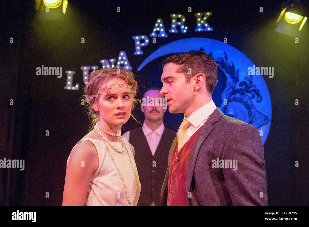 de gauche à droite : Cressida Bonas (Daisy Buchanan), Morgan Val Baker (Nick Carraway), Ludovic Hughes (Jay Gatsby) dans GATSBY au Leicester Square Theatre, Londres WC2 08/12/2016 After the Great Gatsby de F Scott Fitzgerald musique et paroles : Joe Evans livre : Linnie Reedman design : Hannah Wilkinson éclairage : Dom Warwick chorégraphe : Thomas Michael Voss réalisateur : Linnie Reedman Banque D'Images