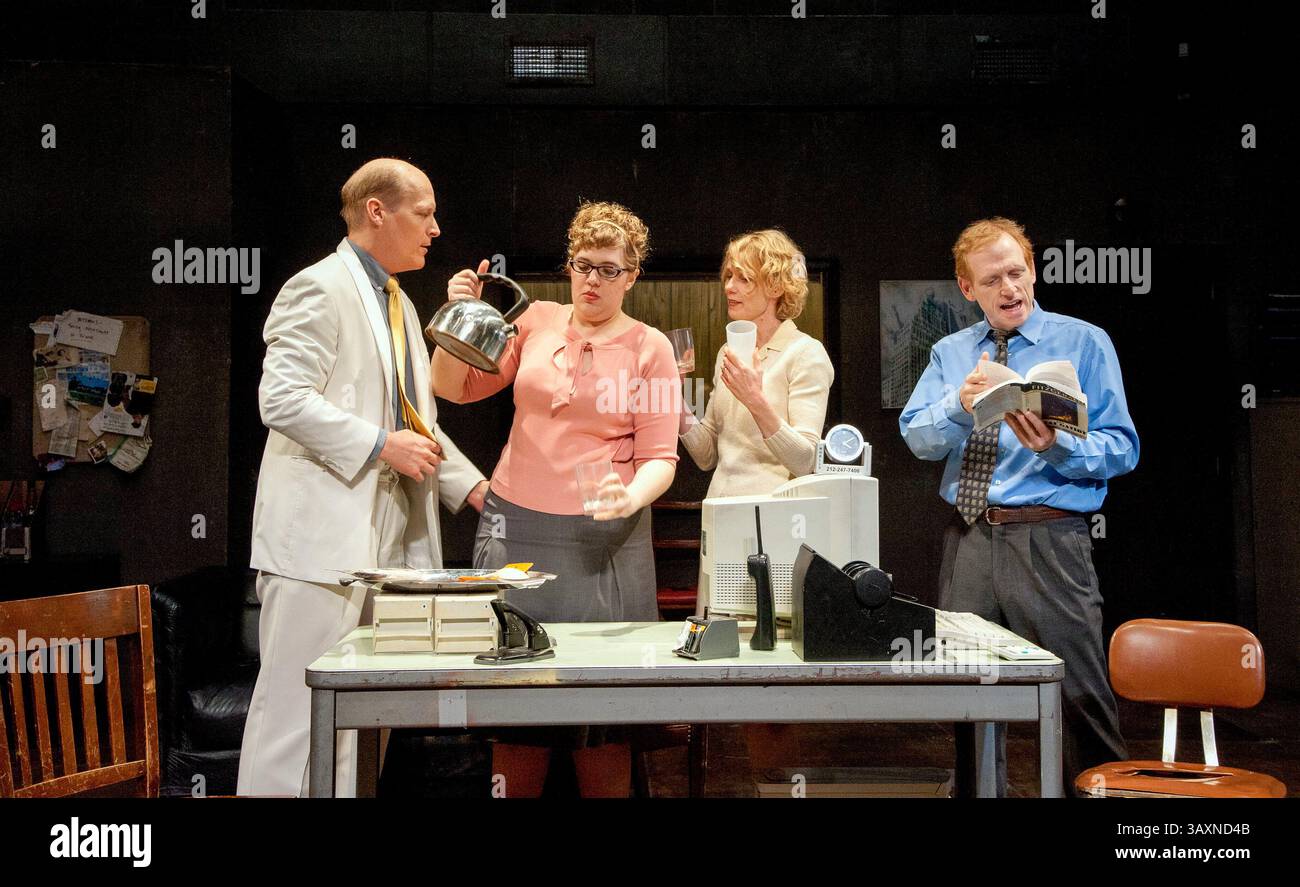 de gauche à droite : Jim Fletcher (Jim), Kate Scelsa (Lucille), Lucy Taylor (Daisy), Scott Shepherd (Nick) à GATZ créé et interprété par Elevator Repair Service, New York au Noel Coward Theatre, Londres WC2 13/06/2012 adapté de The Great Gatsby par F Scott Fitzgerald décor : Louisa Thompson costumes : Colleen Werthmann éclairage : Mark Barton réalisateur : John Collins Banque D'Images