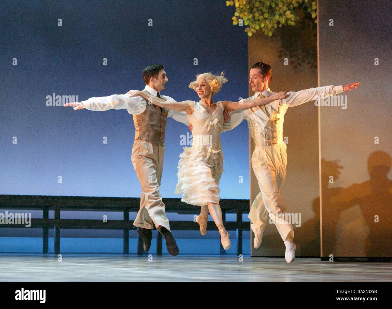 de gauche à droite : Giuliano Contadini (Nick Carraway), Martha Leebolt (Daisy Buchanan), Tobias Batley (Jay Gatsby) dans LE grand GATSBY interprété par Northern Ballet au Grand Theatre, Leeds, Angleterre 02/03/2013 & tournée basée sur le roman de F Scott Fitzgerald musique : Richard Rodney Bennett décor : Jerome Kaplan costumes : David Nixon & Julie Anderson éclairage : Tim Mitchell chorégraphie & mise en scène : David Nixon-co-Patricia Doyle Banque D'Images