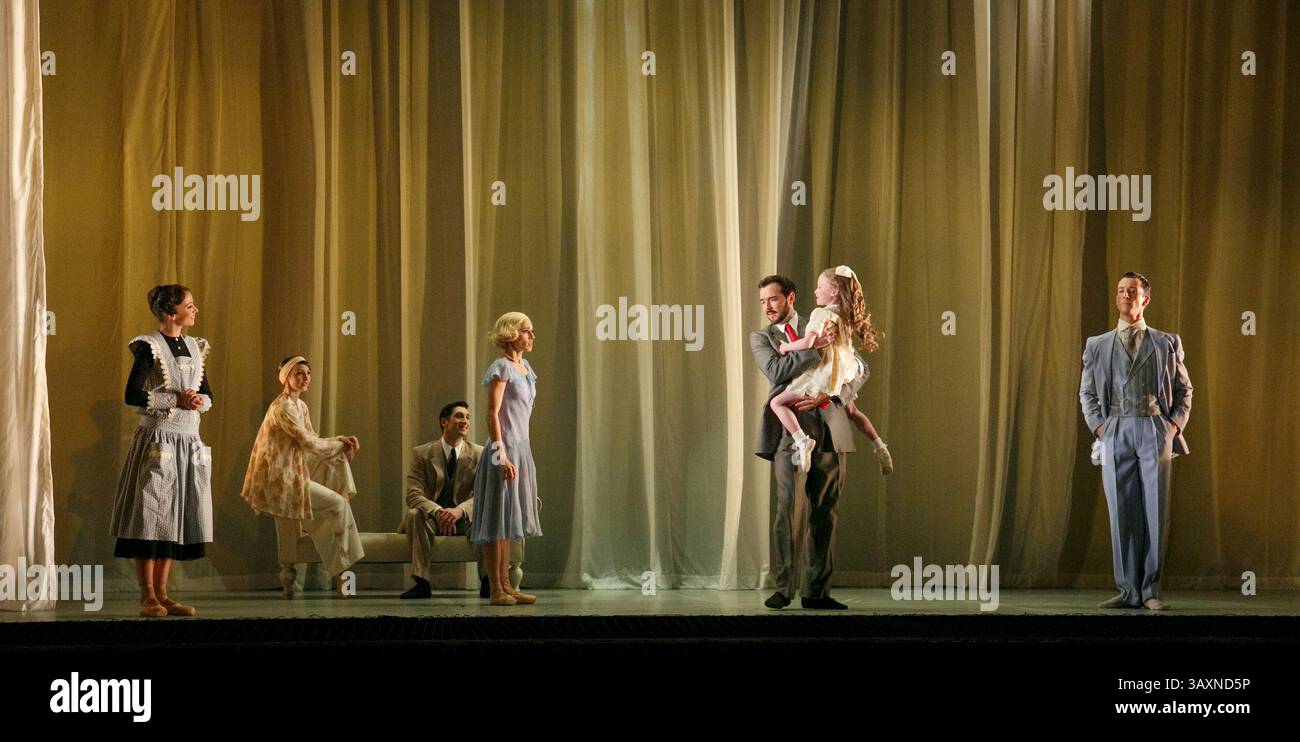 Arrière gauche : Hannah Bateman (Jordan Baker), Giuliano Contadini (Nick Carraway) avant centre : Martha Leebolt (Daisy Buchanan), Kenneth Tindall (Tom Buchanan) avec Caitlin Noonan (Pammy Buchanan) droite : Tobias Batley (Jay Gatsby) dans LE grand GATSBY interprété par Northern Ballet au Grand Theatre, Leeds, Angleterre 02/03/2013 & tournée basée sur LE roman de David Scott Fitzeman et mise en scène : David Scott : David Mitchald Nixell : mise en scène Banque D'Images