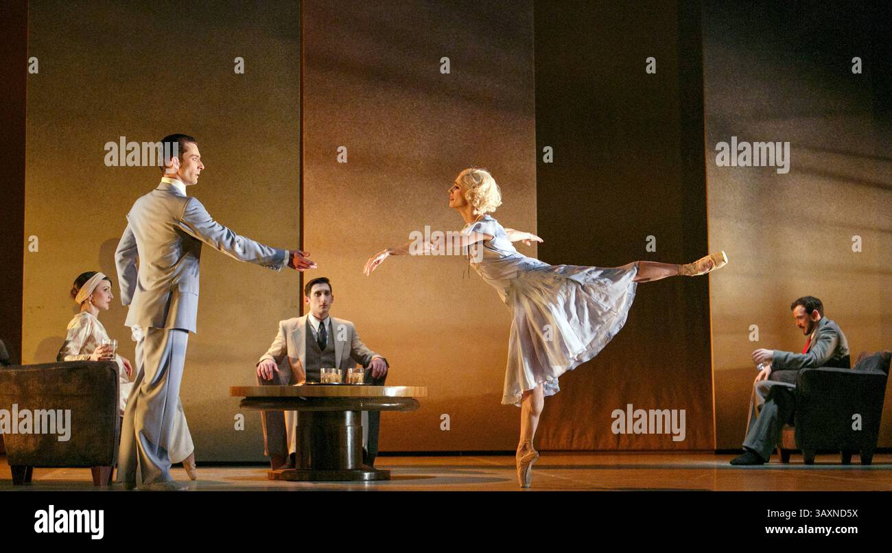 de gauche à droite : Hannah Bateman (Jordan Baker), Tobias Batley (Jay Gatsby), Giuliano Contadini (Nick Carraway), Martha Leebolt (Daisy Buchanan), Kenneth Tindall (Tom Buchanan) dans LE grand GATSBY interprété par le Northern Ballet au Grand Théâtre, Leeds, Angleterre 02/03/2013 & tournée basée sur le roman de F Scott Fitzgerald musique : Richard Rodney Bennett décor : David Kaome Kaplan costumes & réalisation : David Nixell : David Mitchell Banque D'Images