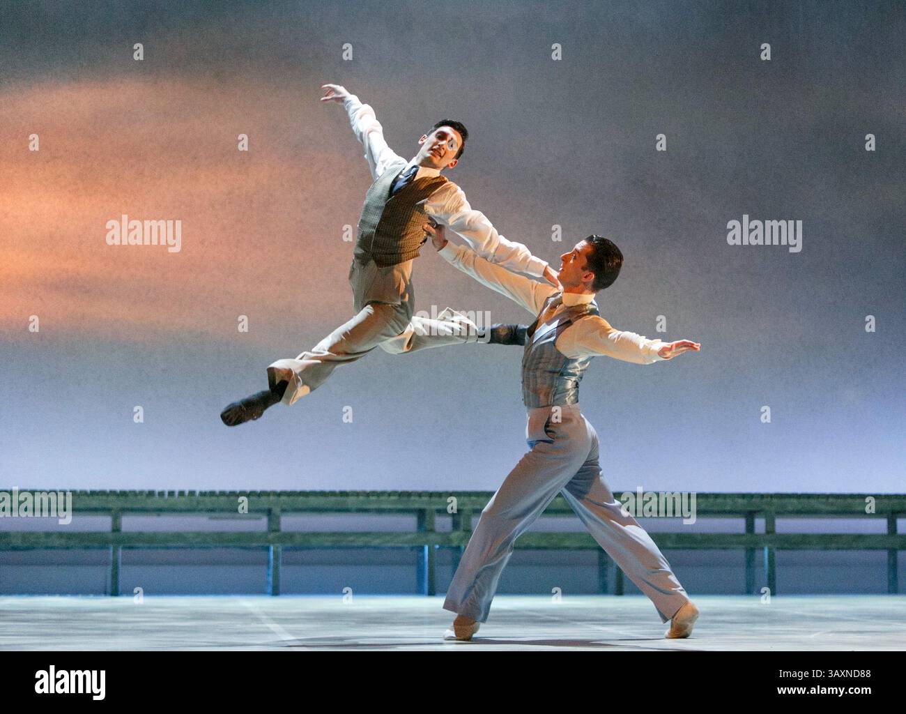 de gauche à droite : Giuliano Contadini (Nick Carraway), Tobias Batley (Jay Gatsby) dans LE grand GATSBY interprété par Northern Ballet au Grand Theatre, Leeds, Angleterre 02/03/2013 & tournée basée sur le roman de F Scott Fitzgerald musique : Richard Rodney Bennett décor : Jerome Kaplan costumes : David Nixon & Julie Anderson éclairage : Tim Mitchell chorégraphie & direction : David Nixon co-direction : Patricia Doyle Banque D'Images