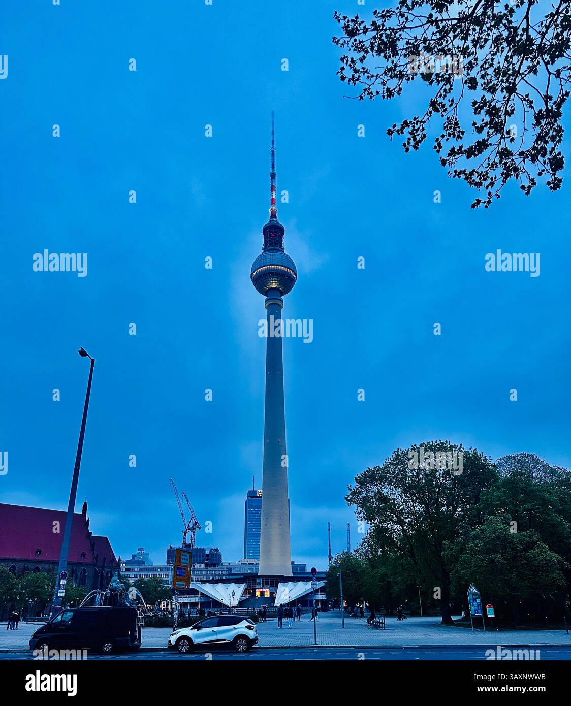 Fernsehturm de Berlin perçant le ciel crépusculaire au-dessus de Alexanderplatz - Image de stock capturée avec un smartphone