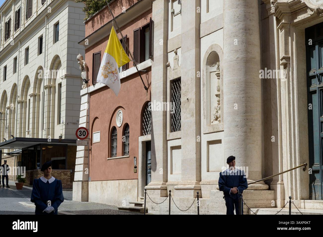 Rome, Italie. 21 avril 2025. Le drapeau de la Cité du Vatican en Berne et deux gardes suisses contrôlent l'accès à la Cité du Vatican le lundi de Pâques, le jour où le pape François est mort à l'âge de 88 ans à Rome. (Crédit image : © Marcello Valeri/ZUMA Press Wire) USAGE ÉDITORIAL SEULEMENT ! Non destiné à UN USAGE commercial ! Banque D'Images