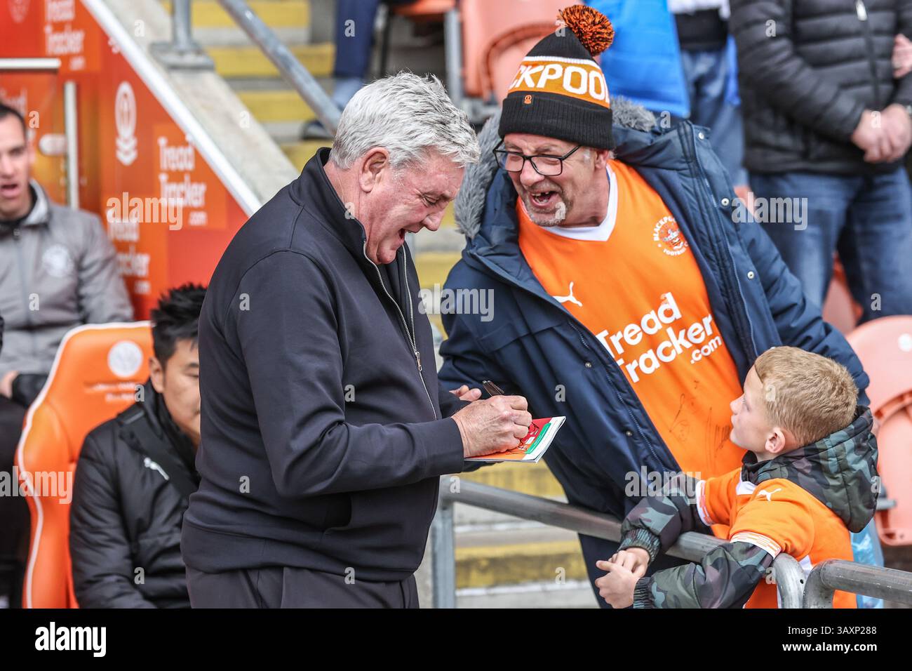 Blackpool, Royaume-Uni. 21 avril 2025. Steve Bruce manager de Blackpool signe un livre de jeunes fans lors du match de Sky Bet League 1 Blackpool vs Wrexham à Bloomfield Road, Blackpool, Royaume-Uni, 21 avril 2025 (photo par Alfie Cosgrove/News images) à Blackpool, Royaume-Uni le 21/04/2025. (Photo par Alfie Cosgrove/News images/SIPA USA) crédit : SIPA USA/Alamy Live News Banque D'Images