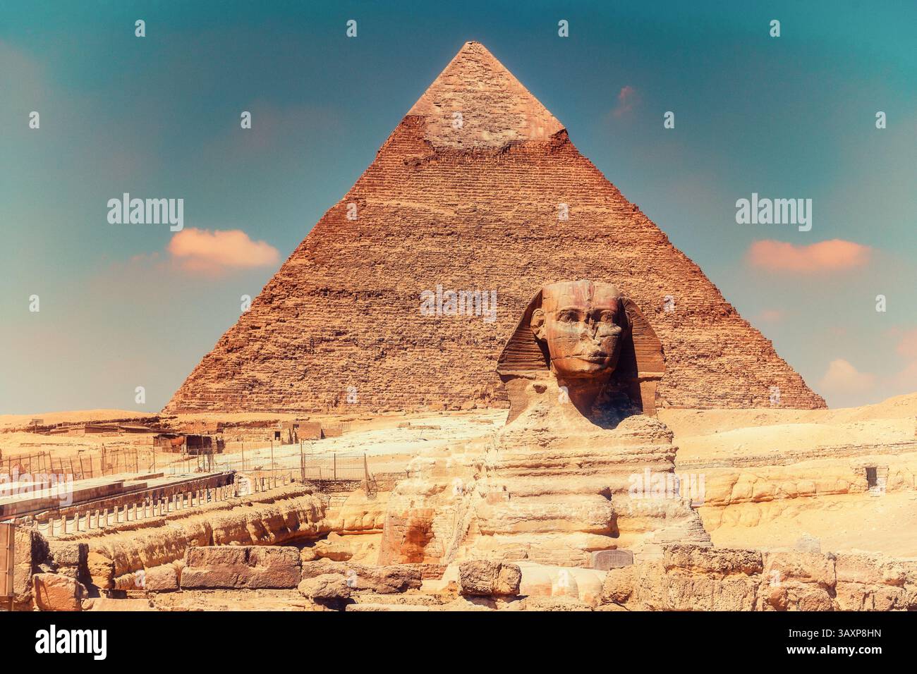 Vue du Sphinx, derrière laquelle se trouve la pyramide de Chephren Banque D'Images