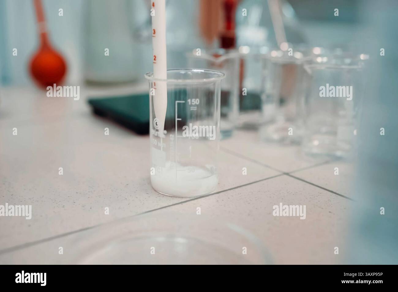 Verrerie de laboratoire, tubes à essai et tubes pour analyses et expériences. Banque D'Images