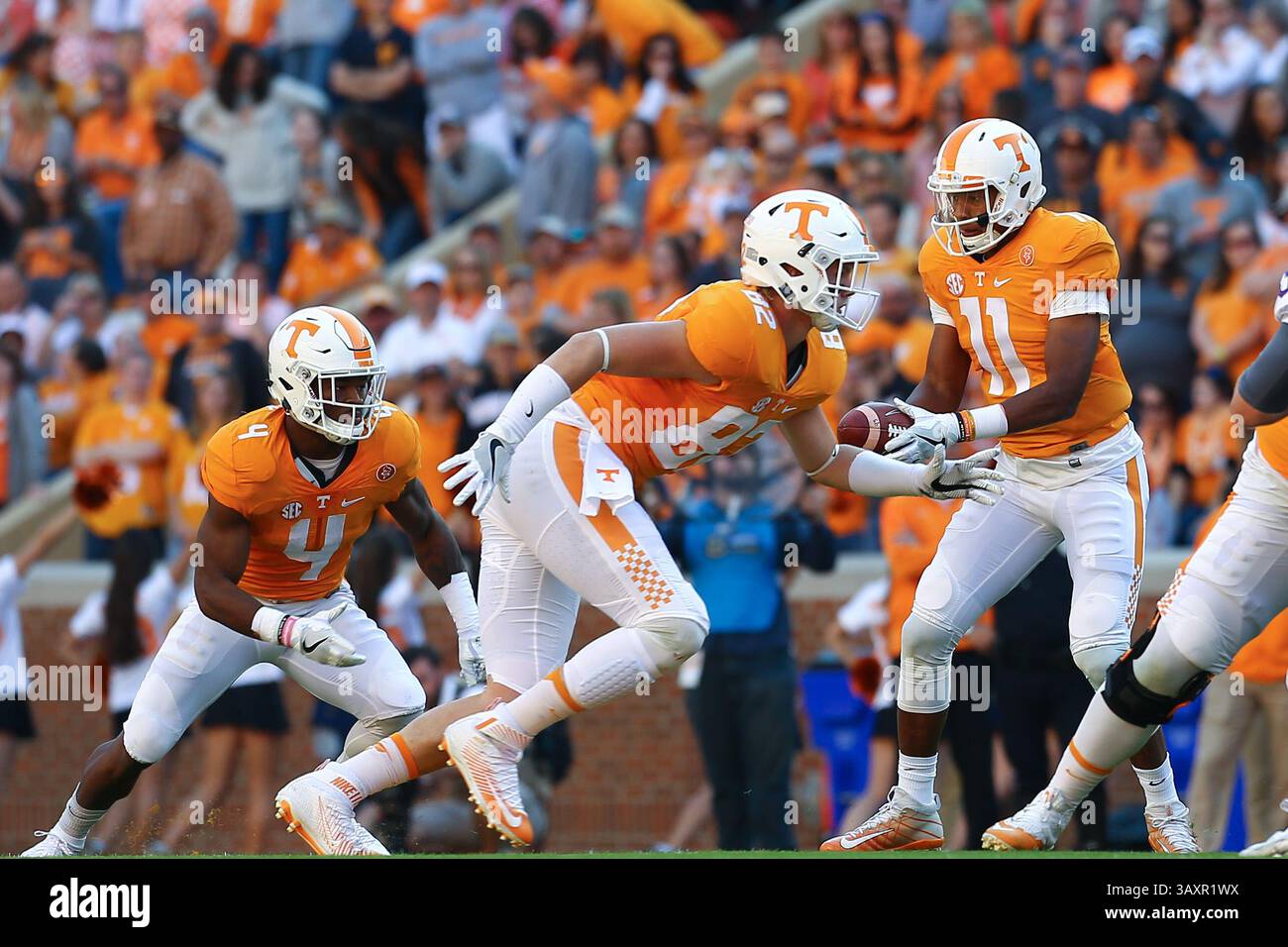 5 novembre 2016 - Knoxville, Tennessee, U. S - le quarterback des volontaires du Tennessee Joshua Dobbs (11 ans) en action pendant la première moitié du match de football NCAA entre l'Université du Tennessee et Tennessee Tech au Neyland Stadium. (Crédit image : © Frank Mattia via ZUMA Wire) Banque D'Images