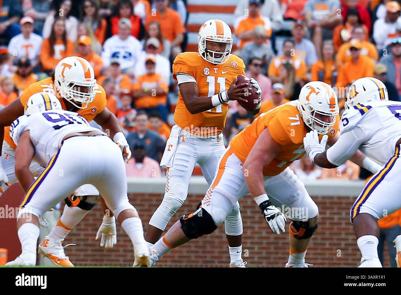 5 novembre 2016 - Knoxville, Tennessee, U. S - le quarterback des bénévoles du Tennessee Joshua Dobbs (11 ans) prend un coup de fouet pendant le match de football de la NCAA entre l'Université du Tennessee et Tennessee Tech au stade Neyland. (Crédit image : © Frank Mattia via ZUMA Wire) Banque D'Images