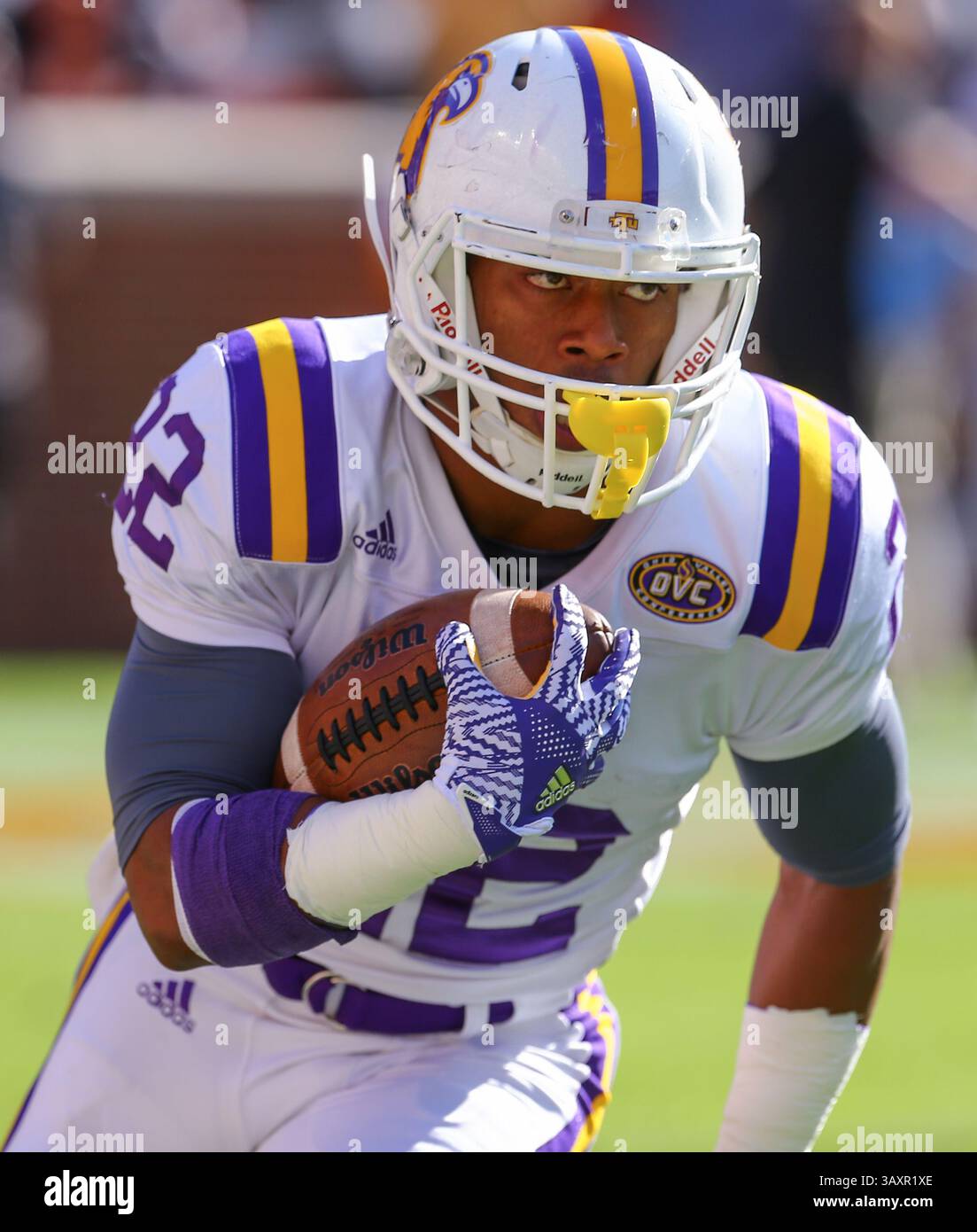 5 novembre 2016 - Knoxville, Tennessee, U. S - Tennessee Tech Golden Eagles Running Back Dorian carter (22 ans) se réchauffe avant le match de football NCAA entre l'Université du Tennessee et Tennessee Tech au Neyland Stadium. (Crédit image : © Frank Mattia via ZUMA Wire) Banque D'Images