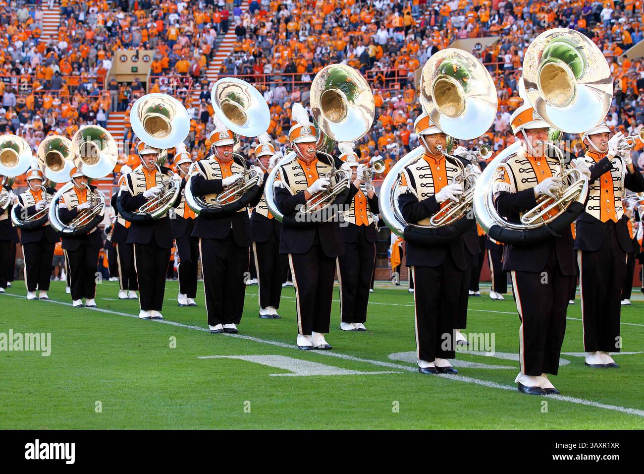 5 novembre 2016 - Knoxville, Tennessee, U. S - Tennessee Volunteers Pride of the Southland Band se produit avant le match de football NCAA entre l'Université du Tennessee et Tennessee Tech au Neyland Stadium. (Crédit image : © Frank Mattia via ZUMA Wire) Banque D'Images