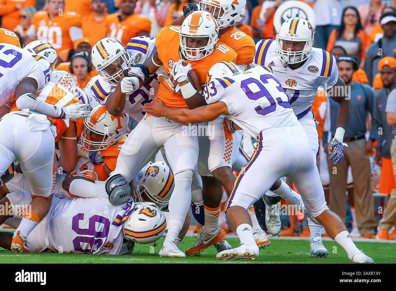 5 novembre 2016 - Knoxville, Tennessee, U. S - Tennessee Volunteers Wide Receiver Tyler Byrd (10) court pour une première descente lors du match de football NCAA entre l'Université du Tennessee et Tennessee Tech au Neyland Stadium. (Crédit image : © Frank Mattia via ZUMA Wire) Banque D'Images