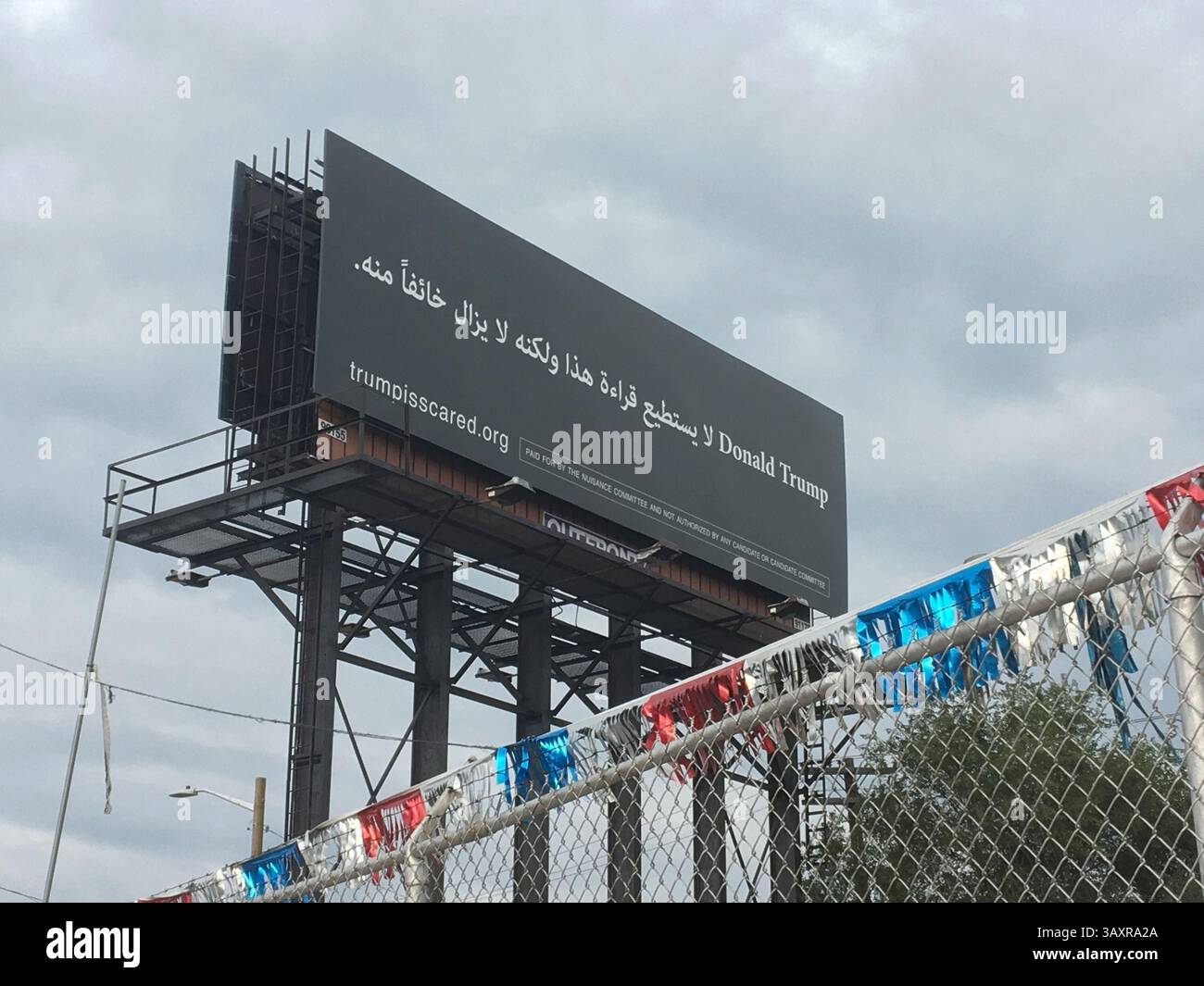 18 octobre 2016 - États-Unis - Un panneau d'affichage sur la I-94 en direction ouest entrant dans Dearborn se traduit par ''Donald Trump, il ne peut pas lire ceci, mais il en a peur'' et a été posté par le comité nuisance Super PAC. (Crédit image : © Robert Allen/TNS via ZUMA Wire) Banque D'Images