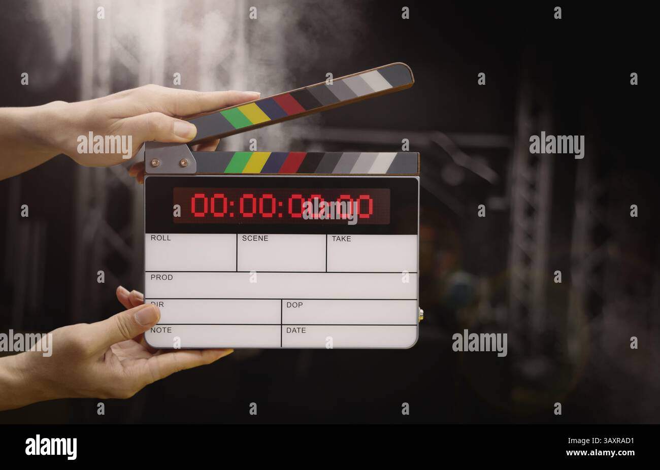 Ardoise de film numérique pour cinéaste dans le set. Main frappant timecode clapet ou ardoise de film pour la production vidéo. Numéro Digi carte de clapet ou film sla Banque D'Images