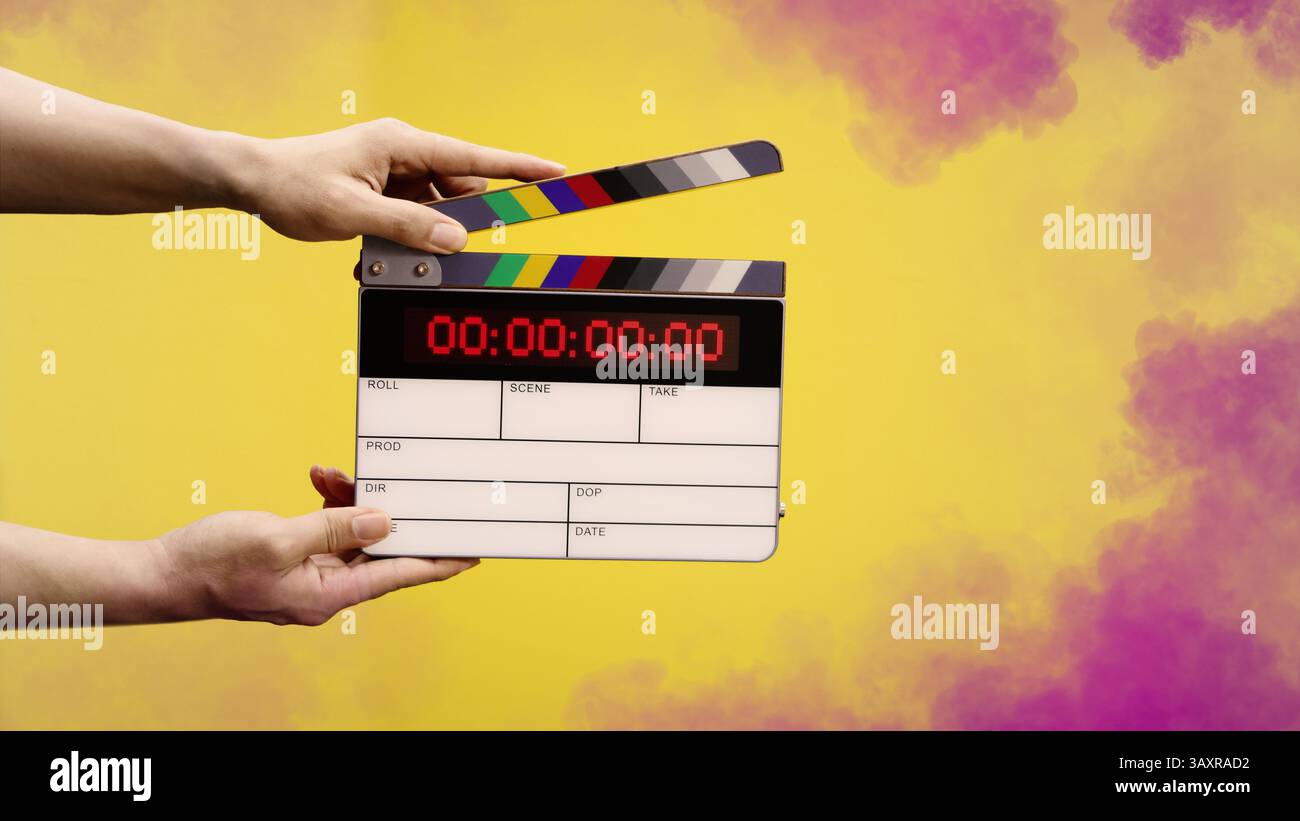 Ardoise de film numérique pour cinéaste dans le set. Main frappant timecode clapet ou ardoise de film pour la production vidéo. Numéro Digi carte de clapet ou film sla Banque D'Images