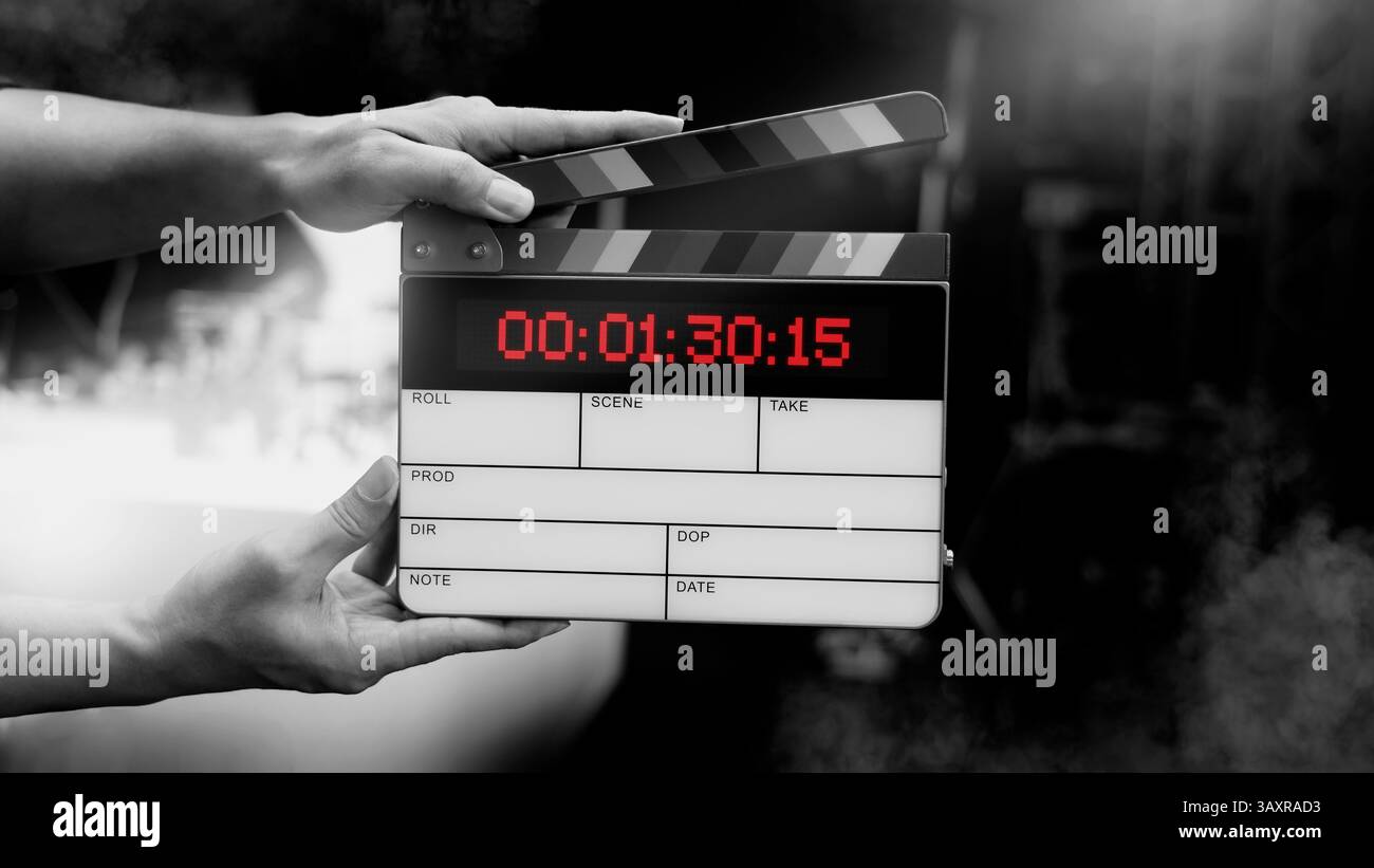 Ardoise de film numérique pour cinéaste dans le set. Main frappant timecode clapet ou ardoise de film pour la production vidéo. Numéro Digi carte de clapet ou film sla Banque D'Images