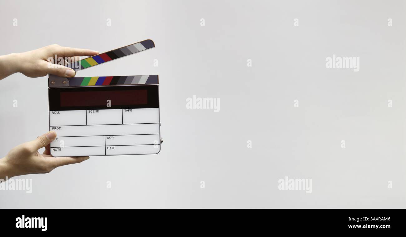 Ardoise de film numérique pour cinéaste dans le set. Main frappant timecode clapet ou ardoise de film pour la production vidéo. Numéro Digi carte de clapet ou film sla Banque D'Images