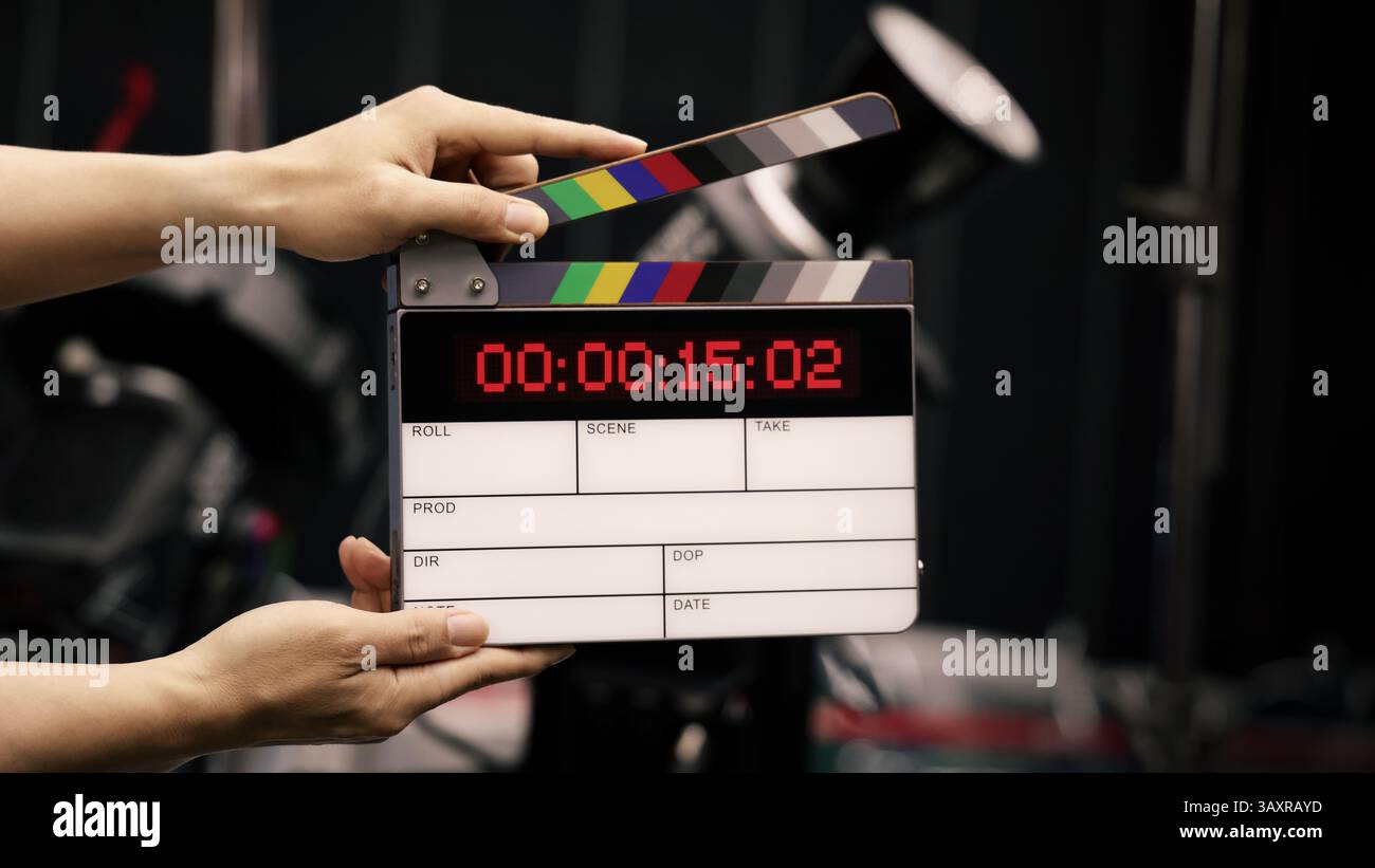 Ardoise de film numérique pour cinéaste dans le set. Main frappant timecode clapet ou ardoise de film pour la production vidéo. Numéro Digi carte de clapet ou film sla Banque D'Images