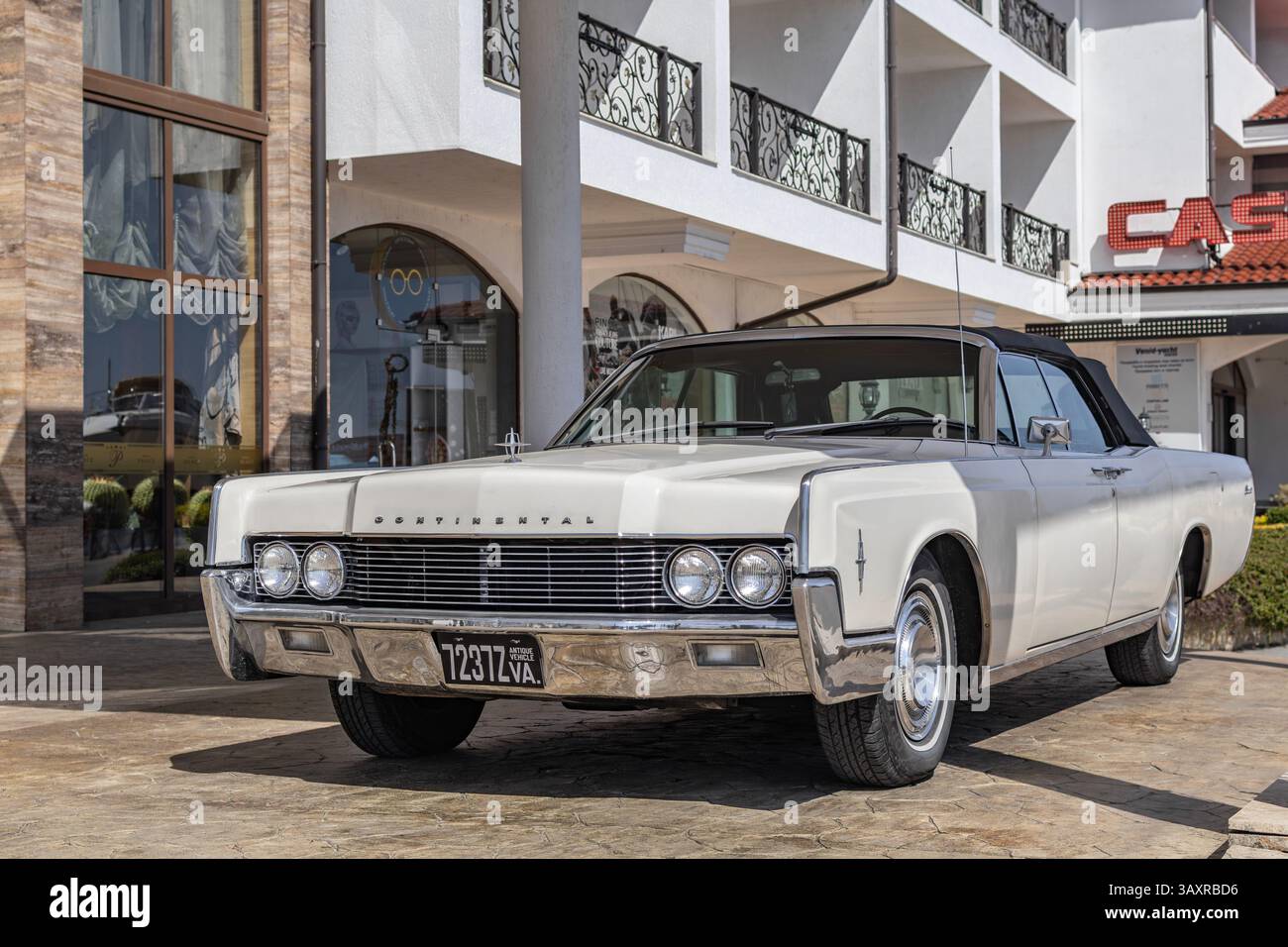 Marina Dinevi, Sveti Vlas, Burgas, Bulgarie - 04.21.2025. Luxueuse berline Lincoln Continental blanche 1963 en attente devant un hôtel Banque D'Images