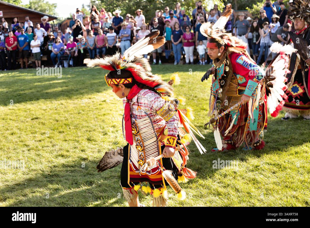 25 juillet 2015 - Cheyenne, WY, États-Unis d'Amérique - des danseurs amérindiens du peuple Arapahoe vêtus de costumes traditionnels exécutent une danse de fantaisie au Village Indien pendant les Cheyenne Frontier Days le 25 juillet 2015 à Cheyenne, Wyoming. Frontier Days célèbre les traditions des cow-boys de l'Ouest avec un rodéo, un défilé et une foire. (Crédit image : © Richard Ellis via ZUMA Wire) Banque D'Images