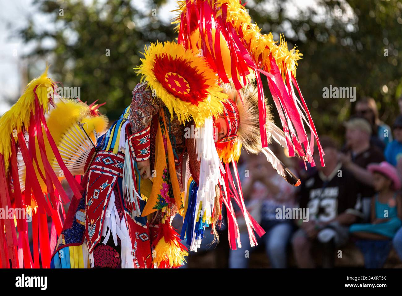 25 juillet 2015 - Cheyenne, WY, États-Unis d'Amérique - des danseurs amérindiens du peuple Arapahoe vêtus de costumes traditionnels exécutent une danse de fantaisie au Village Indien pendant les Cheyenne Frontier Days le 25 juillet 2015 à Cheyenne, Wyoming. Frontier Days célèbre les traditions des cow-boys de l'Ouest avec un rodéo, un défilé et une foire. (Crédit image : © Richard Ellis via ZUMA Wire) Banque D'Images