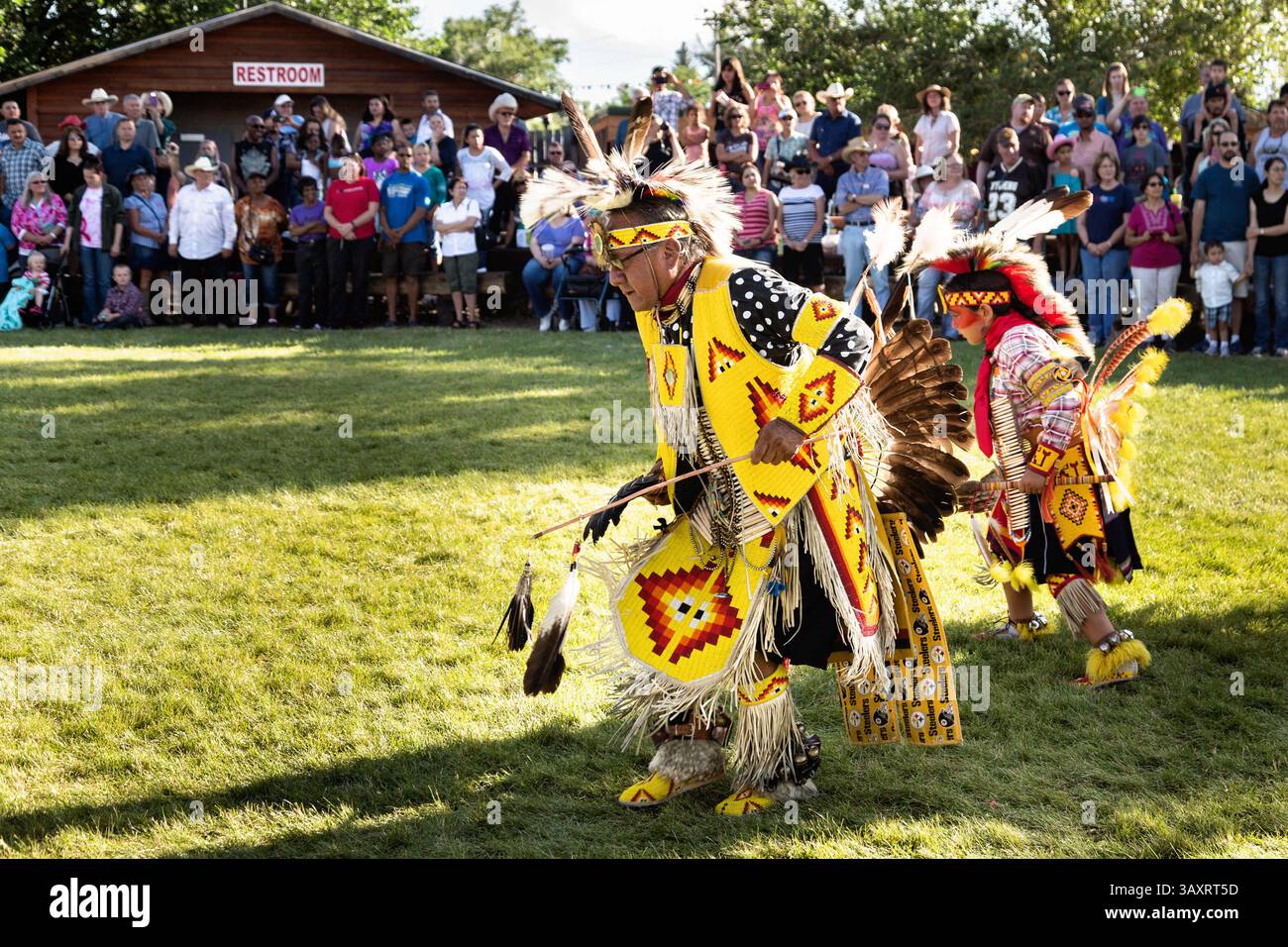25 juillet 2015 - Cheyenne, WY, États-Unis d'Amérique - des danseurs amérindiens du peuple Arapahoe vêtus de costumes traditionnels exécutent une danse de fantaisie au Village Indien pendant les Cheyenne Frontier Days le 25 juillet 2015 à Cheyenne, Wyoming. Frontier Days célèbre les traditions des cow-boys de l'Ouest avec un rodéo, un défilé et une foire. (Crédit image : © Richard Ellis via ZUMA Wire) Banque D'Images
