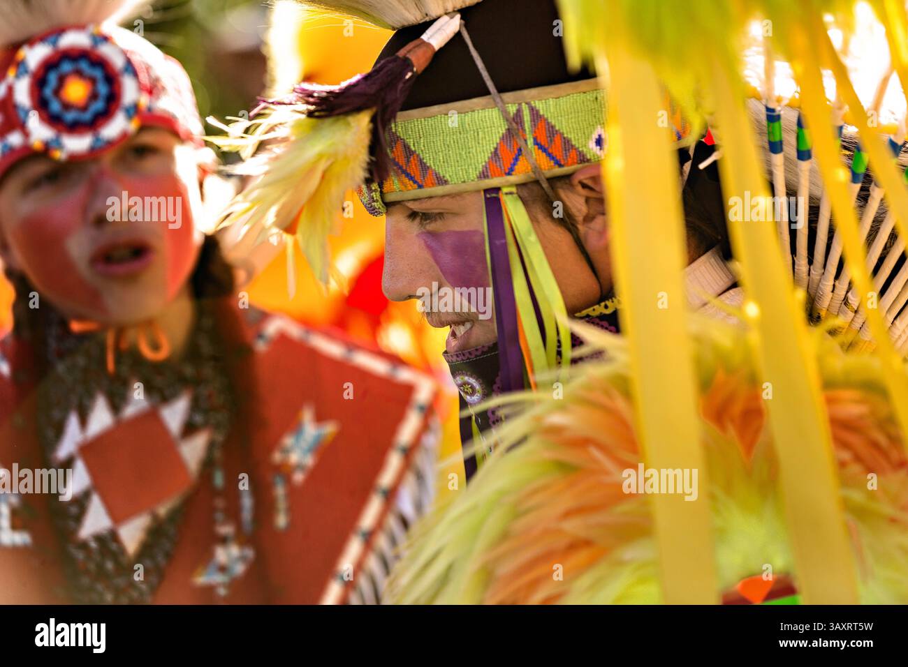 25 juillet 2015 - Cheyenne, WY, États-Unis d'Amérique - des danseurs amérindiens du peuple Arapahoe vêtus de costumes traditionnels exécutent une danse de fantaisie au Village Indien pendant les Cheyenne Frontier Days le 25 juillet 2015 à Cheyenne, Wyoming. Frontier Days célèbre les traditions des cow-boys de l'Ouest avec un rodéo, un défilé et une foire. (Crédit image : © Richard Ellis via ZUMA Wire) Banque D'Images