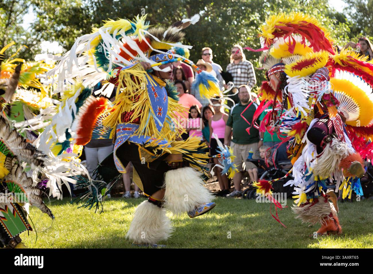 25 juillet 2015 - Cheyenne, WY, États-Unis d'Amérique - des danseurs amérindiens du peuple Arapahoe vêtus de costumes traditionnels exécutent une danse de fantaisie au Village Indien pendant les Cheyenne Frontier Days le 25 juillet 2015 à Cheyenne, Wyoming. Frontier Days célèbre les traditions des cow-boys de l'Ouest avec un rodéo, un défilé et une foire. (Crédit image : © Richard Ellis via ZUMA Wire) Banque D'Images