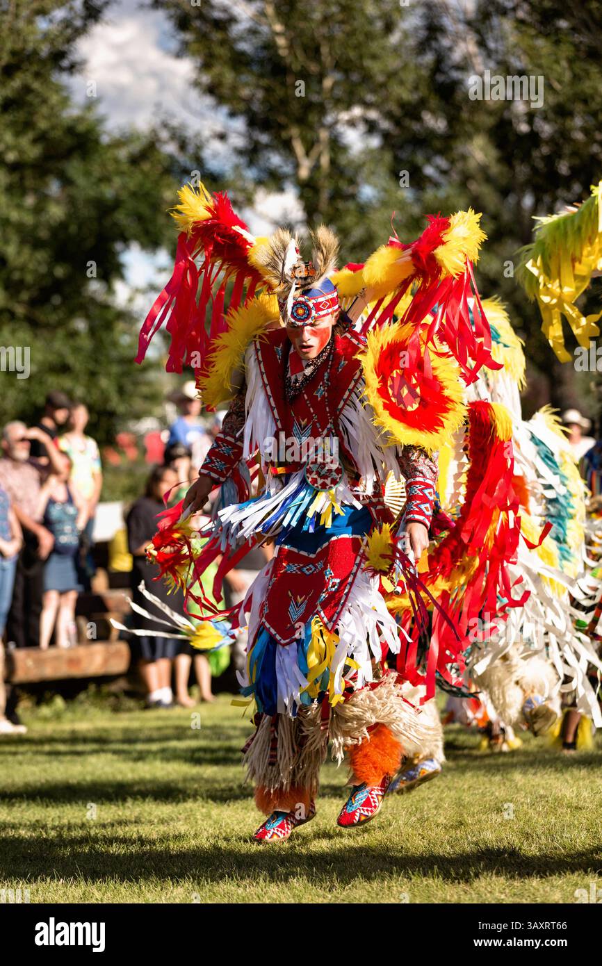 25 juillet 2015 - Cheyenne, WY, États-Unis d'Amérique - des danseurs amérindiens du peuple Arapahoe vêtus de costumes traditionnels exécutent une danse de fantaisie au Village Indien pendant les Cheyenne Frontier Days le 25 juillet 2015 à Cheyenne, Wyoming. Frontier Days célèbre les traditions des cow-boys de l'Ouest avec un rodéo, un défilé et une foire. (Crédit image : © Richard Ellis via ZUMA Wire) Banque D'Images