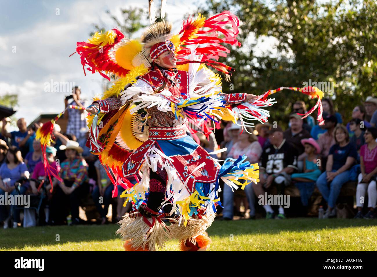 25 juillet 2015 - Cheyenne, WY, États-Unis d'Amérique - des danseurs amérindiens du peuple Arapahoe vêtus de costumes traditionnels exécutent une danse de fantaisie au Village Indien pendant les Cheyenne Frontier Days le 25 juillet 2015 à Cheyenne, Wyoming. Frontier Days célèbre les traditions des cow-boys de l'Ouest avec un rodéo, un défilé et une foire. (Crédit image : © Richard Ellis via ZUMA Wire) Banque D'Images