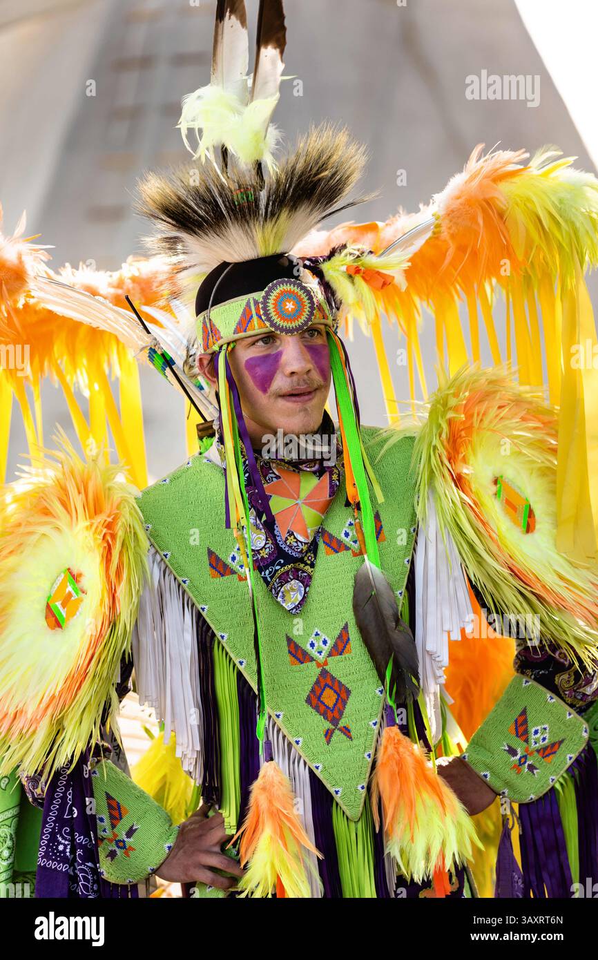 25 juillet 2015 - Cheyenne, WY, États-Unis d'Amérique - Une danseuse amérindienne du peuple Arapahoe vêtue d'un costume traditionnel au village indien lors des Cheyenne Frontier Days le 25 juillet 2015 à Cheyenne, Wyoming. Frontier Days célèbre les traditions des cow-boys de l'Ouest avec un rodéo, un défilé et une foire. (Crédit image : © Richard Ellis via ZUMA Wire) Banque D'Images