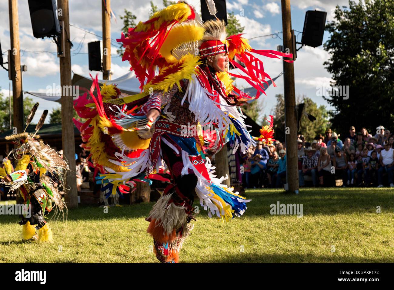 25 juillet 2015 - Cheyenne, WY, États-Unis d'Amérique - des danseurs amérindiens du peuple Arapahoe vêtus de costumes traditionnels exécutent une danse de fantaisie au Village Indien pendant les Cheyenne Frontier Days le 25 juillet 2015 à Cheyenne, Wyoming. Frontier Days célèbre les traditions des cow-boys de l'Ouest avec un rodéo, un défilé et une foire. (Crédit image : © Richard Ellis via ZUMA Wire) Banque D'Images