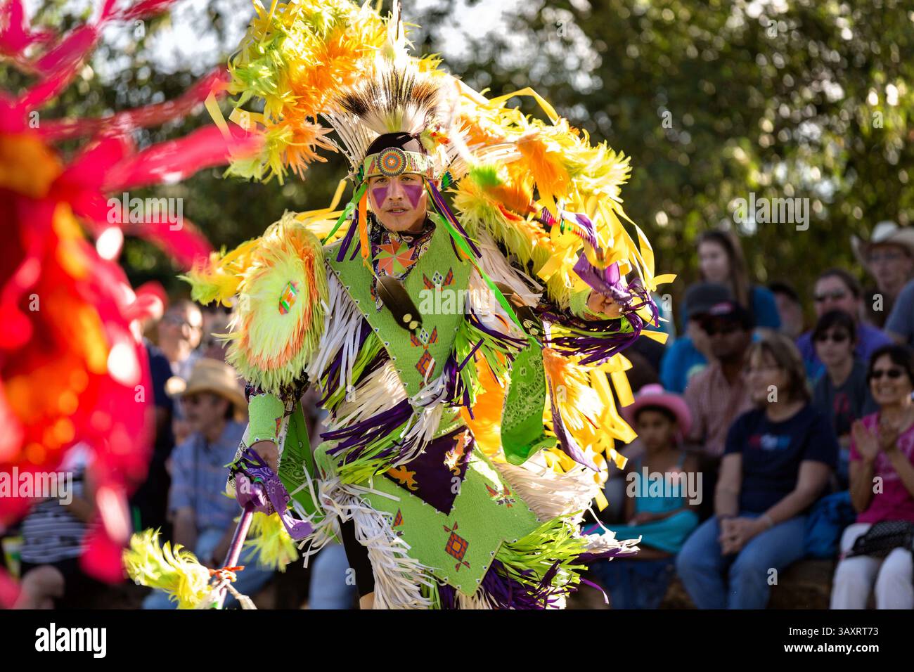 25 juillet 2015 - Cheyenne, WY, États-Unis d'Amérique - des danseurs amérindiens du peuple Arapahoe vêtus de costumes traditionnels exécutent une danse de fantaisie au Village Indien pendant les Cheyenne Frontier Days le 25 juillet 2015 à Cheyenne, Wyoming. Frontier Days célèbre les traditions des cow-boys de l'Ouest avec un rodéo, un défilé et une foire. (Crédit image : © Richard Ellis via ZUMA Wire) Banque D'Images