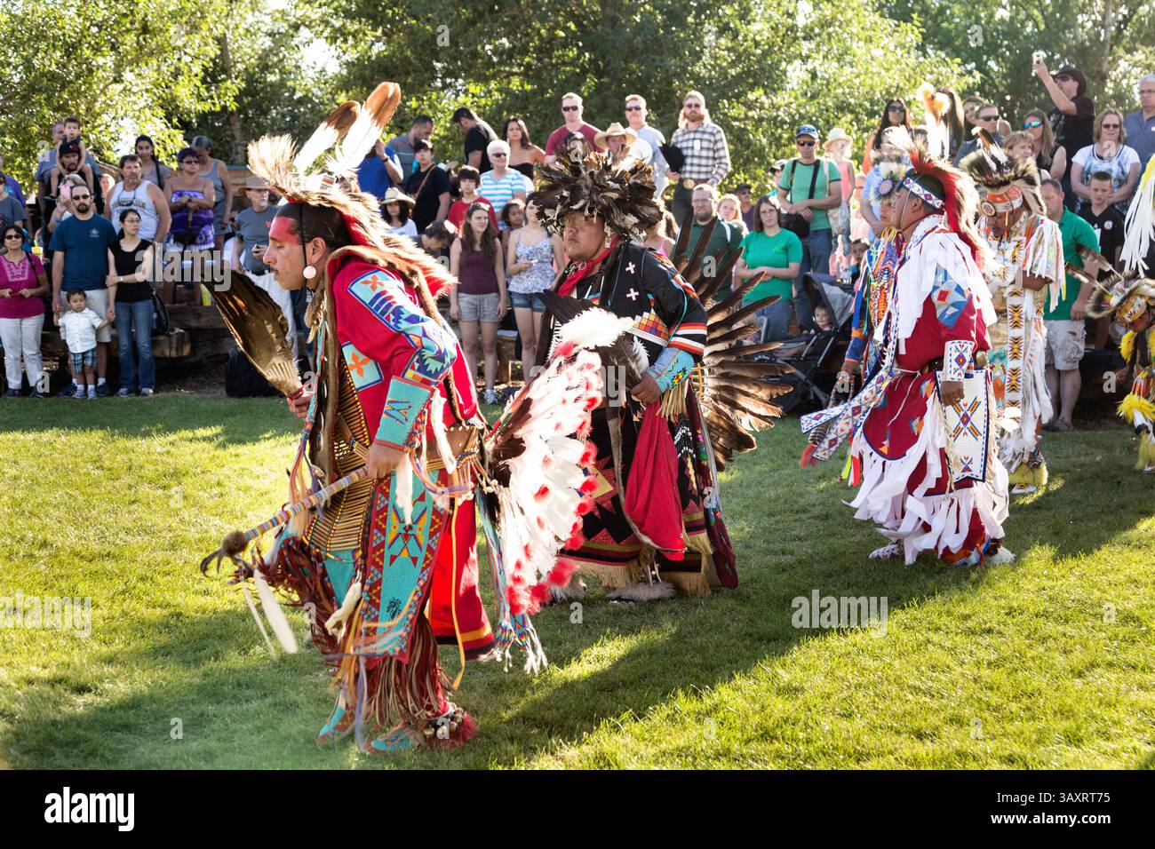 25 juillet 2015 - Cheyenne, WY, États-Unis d'Amérique - des danseurs amérindiens du peuple Arapahoe vêtus de costumes traditionnels exécutent une danse de fantaisie au Village Indien pendant les Cheyenne Frontier Days le 25 juillet 2015 à Cheyenne, Wyoming. Frontier Days célèbre les traditions des cow-boys de l'Ouest avec un rodéo, un défilé et une foire. (Crédit image : © Richard Ellis via ZUMA Wire) Banque D'Images