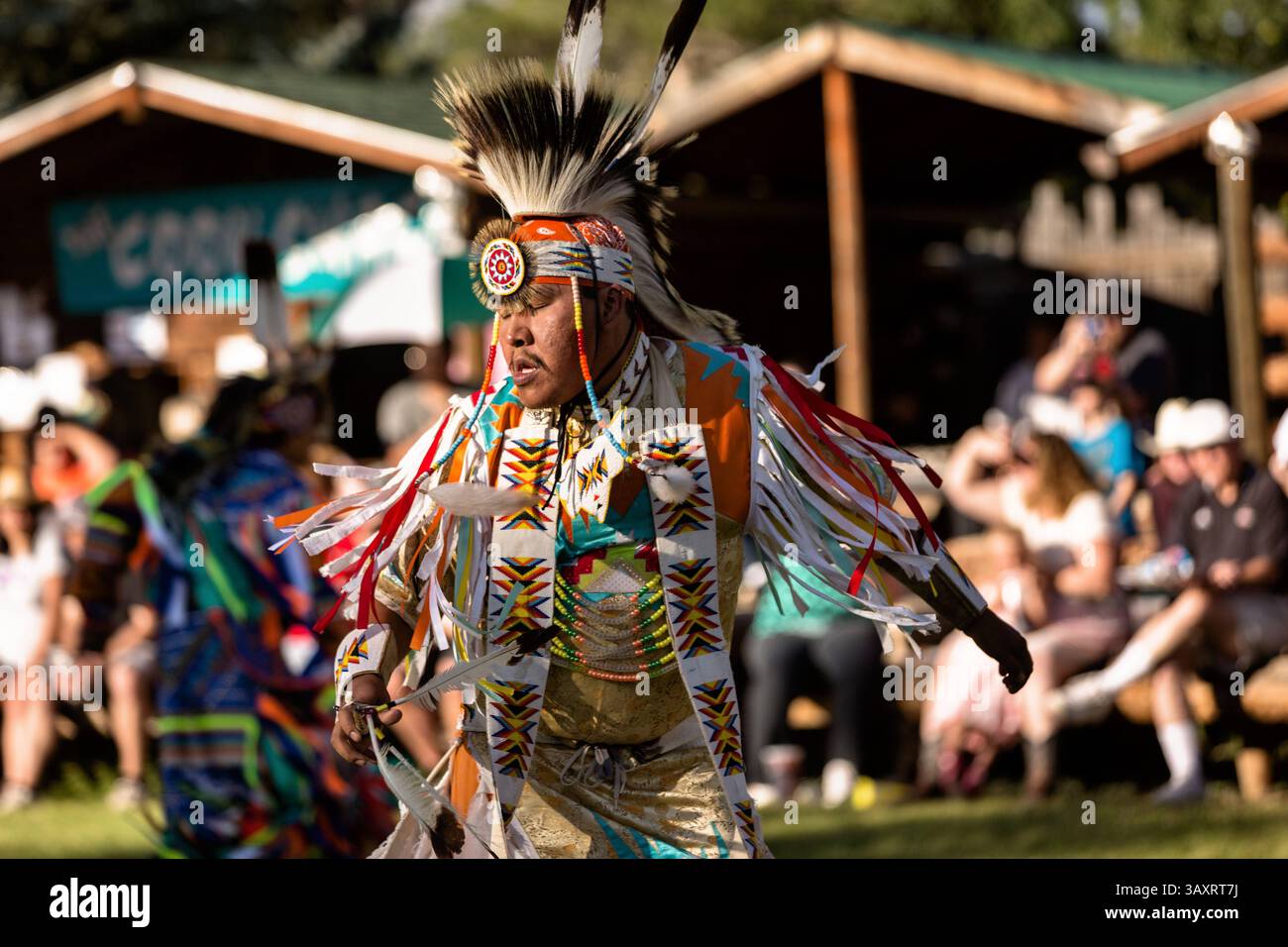 25 juillet 2015 - Cheyenne, WY, États-Unis d'Amérique - des danseurs amérindiens du peuple Arapahoe vêtus de costumes traditionnels exécutent une danse de fantaisie au Village Indien pendant les Cheyenne Frontier Days le 25 juillet 2015 à Cheyenne, Wyoming. Frontier Days célèbre les traditions des cow-boys de l'Ouest avec un rodéo, un défilé et une foire. (Crédit image : © Richard Ellis via ZUMA Wire) Banque D'Images