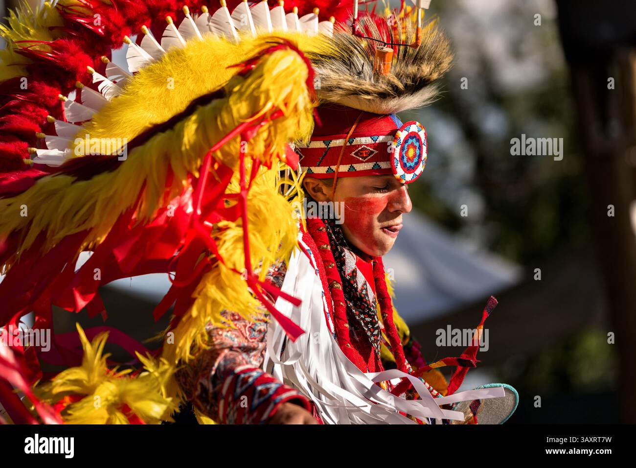 25 juillet 2015 - Cheyenne, WY, États-Unis d'Amérique - des danseurs amérindiens du peuple Arapahoe vêtus de costumes traditionnels exécutent une danse de fantaisie au Village Indien pendant les Cheyenne Frontier Days le 25 juillet 2015 à Cheyenne, Wyoming. Frontier Days célèbre les traditions des cow-boys de l'Ouest avec un rodéo, un défilé et une foire. (Crédit image : © Richard Ellis via ZUMA Wire) Banque D'Images