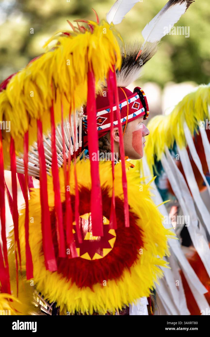 25 juillet 2015 - Cheyenne, WY, États-Unis d'Amérique - des danseurs amérindiens du peuple Arapahoe vêtus de costumes traditionnels exécutent une danse de fantaisie au Village Indien pendant les Cheyenne Frontier Days le 25 juillet 2015 à Cheyenne, Wyoming. Frontier Days célèbre les traditions des cow-boys de l'Ouest avec un rodéo, un défilé et une foire. (Crédit image : © Richard Ellis via ZUMA Wire) Banque D'Images