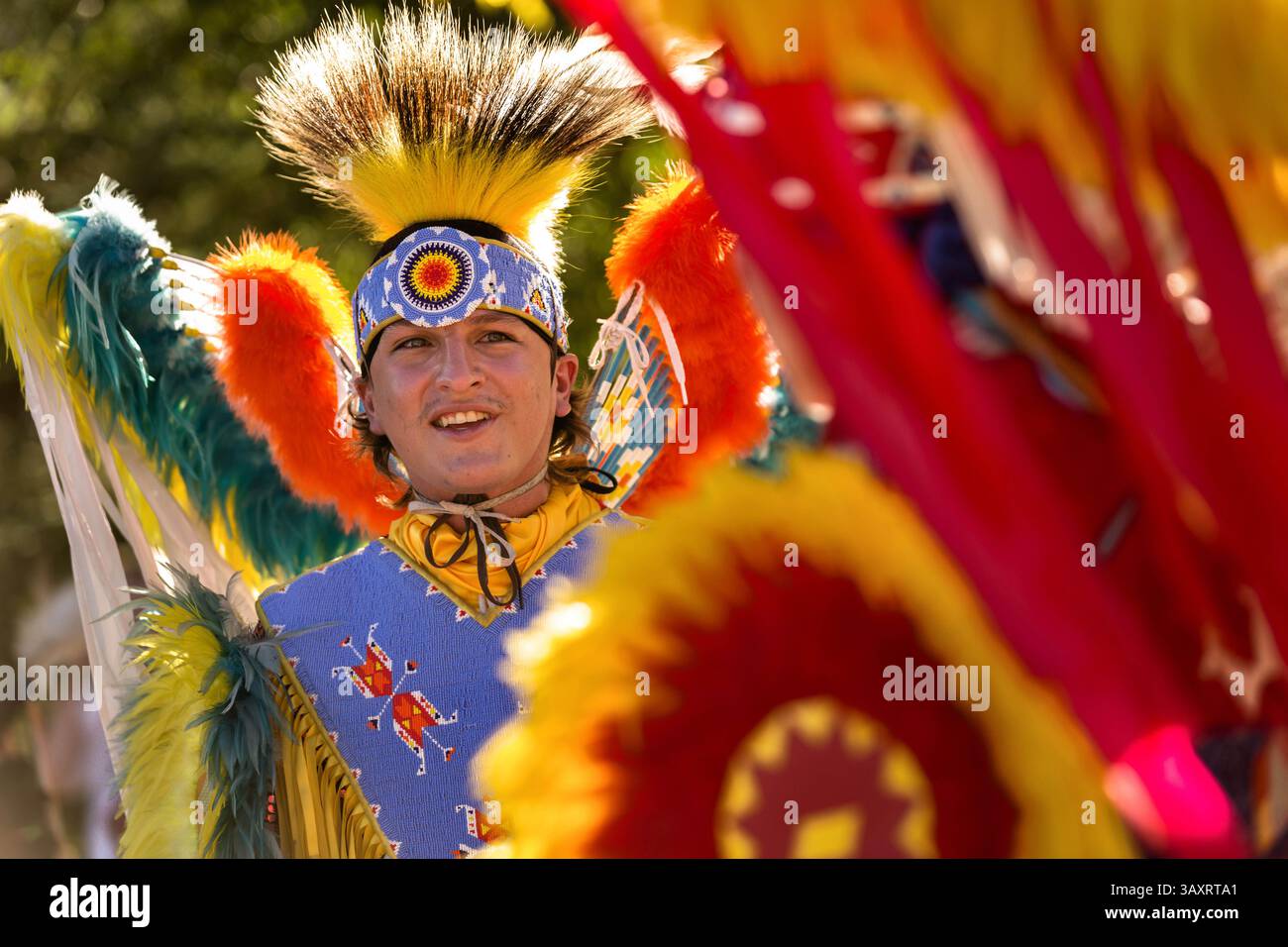 25 juillet 2015 - Cheyenne, WY, États-Unis d'Amérique - des danseurs amérindiens du peuple Arapahoe vêtus de costumes traditionnels exécutent une danse de fantaisie au Village Indien pendant les Cheyenne Frontier Days le 25 juillet 2015 à Cheyenne, Wyoming. Frontier Days célèbre les traditions des cow-boys de l'Ouest avec un rodéo, un défilé et une foire. (Crédit image : © Richard Ellis via ZUMA Wire) Banque D'Images