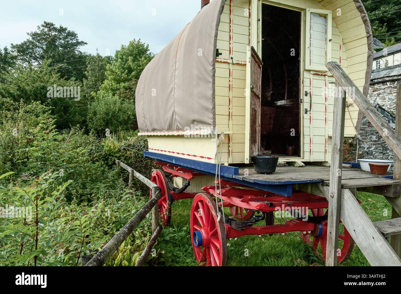 Une caravane romane exposée un jour d’été à Morwellham Quay Devon Angleterre Banque D'Images